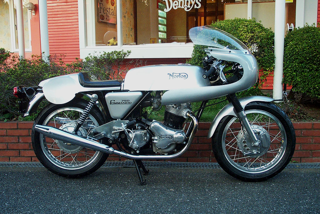 Norton 750 Commando-Racer